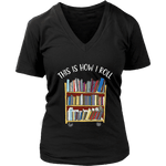 "This is how i roll" V-neck Tshirt - Gifts For Reading Addicts